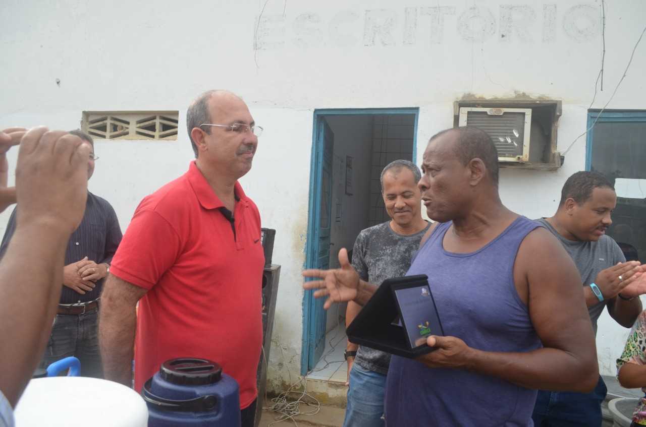 Camacã: Funcionário recebe Placa de Reconhecimento pelos 40 anos de serviço prestados a prefeitura
